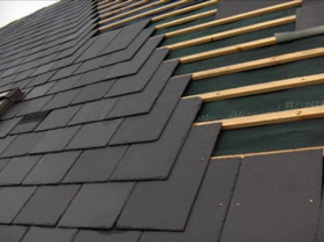 Slate roof being re-laid on new battens in Reading